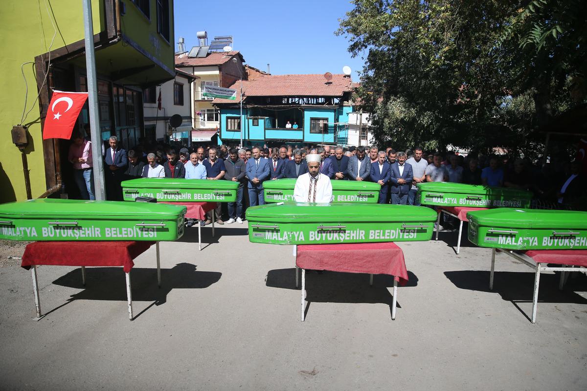 Malatya'daki trafik kazasında hayatını kaybeden 6 kişi toprağa verildi