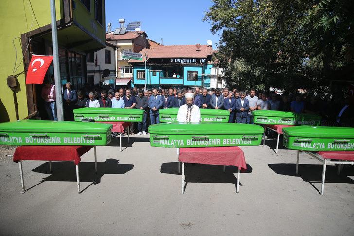 Malatya'daki trafik kazasında hayatını kaybeden 6 kişi toprağa verildi G1