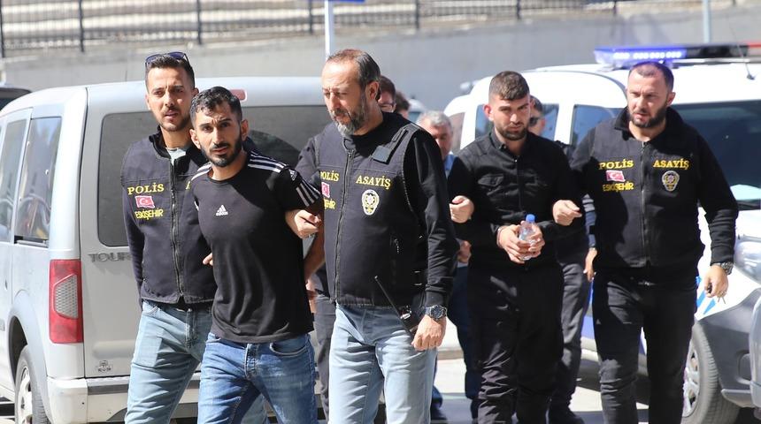 Eskişehir'de 2 kişinin öldürülmesi olayının şüphelisi baba ve 2 oğlu adliyeye sevk edildi