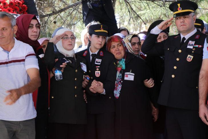 Rize'de trafik kazasında şehit olan Uzman Çavuş Özsoy, Kayseri'de toprağa verildi G2