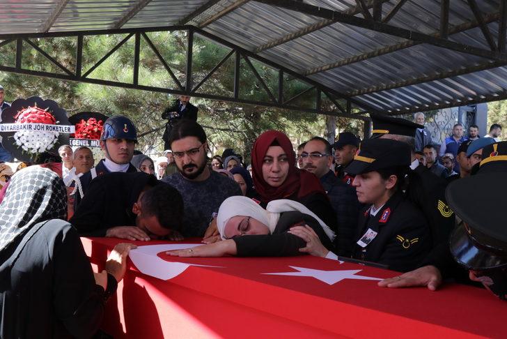 Rize'de trafik kazasında şehit olan Uzman Çavuş Özsoy, Kayseri'de toprağa verildi G3