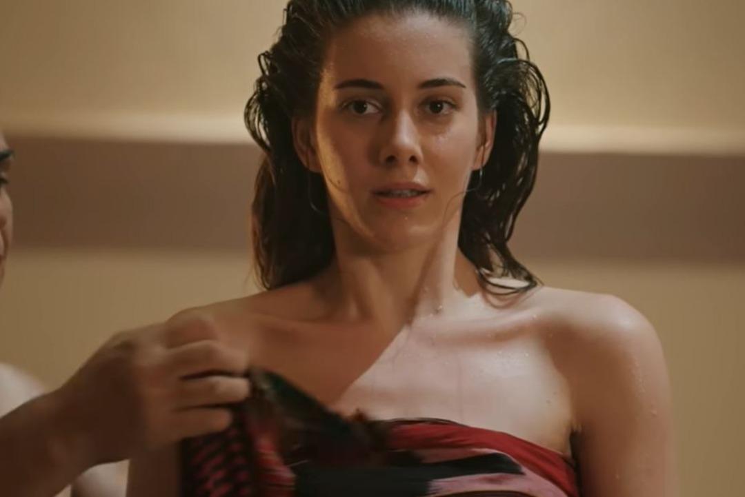 Yalı &Ccedil;apkını dizisindeki hamam sahnesi olay oldu! &Uuml;zerindeki havluyu &ccedil;ıkarıp...
