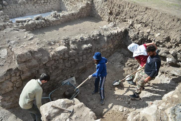 Hadrianaupolis'te üzerinde çeşitli figürlerin bulunduğu yeni mozaikler ortaya çıkarıldı G2