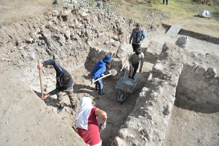 Hadrianaupolis'te üzerinde çeşitli figürlerin bulunduğu yeni mozaikler ortaya çıkarıldı G3
