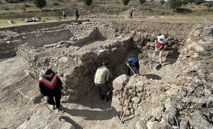 Hadrianaupolis'te üzerinde çeşitli figürlerin bulunduğu yeni mozaikler ortaya çıkarıldı G4