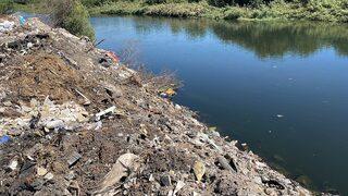 Seyhan Nehri kıyısında hafriyat ve atık kirliliği