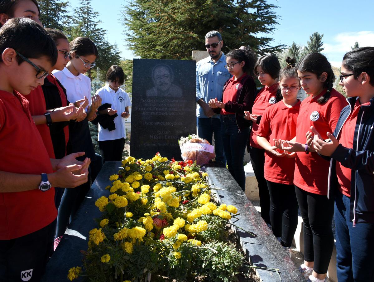 "Bozkırın tezenesi" Neşet Ertaş, vefatının 10. yılında anılıyor