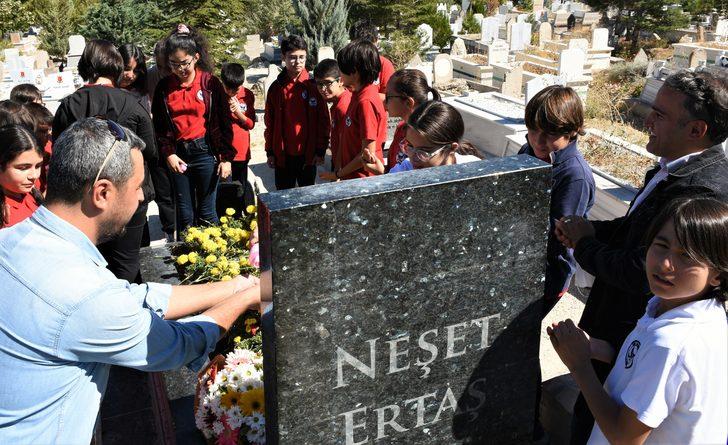 "Bozkırın tezenesi" Neşet Ertaş, vefatının 10. yılında anılıyor G3