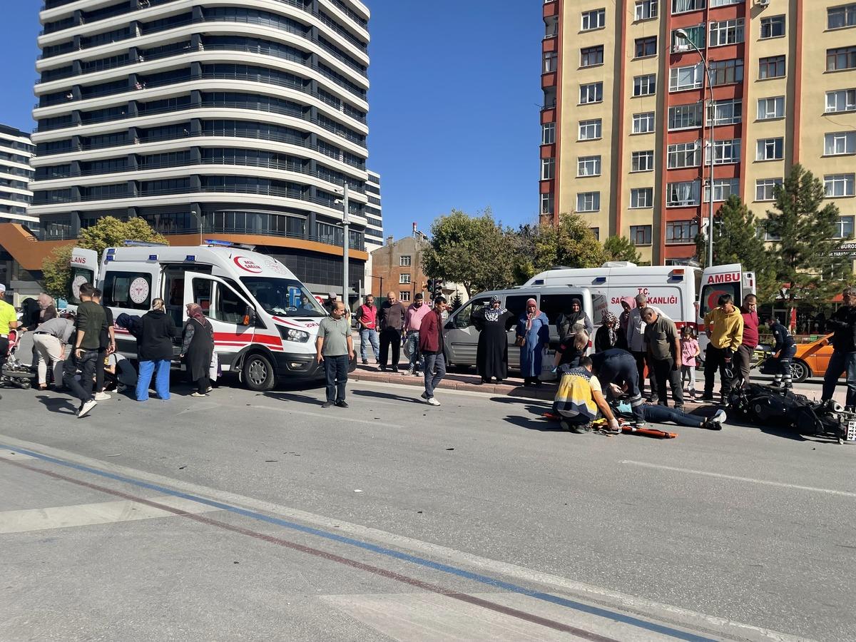 Konya'da &ccedil;arpışan motosikletlerin s&uuml;r&uuml;c&uuml;leri yaralandı
