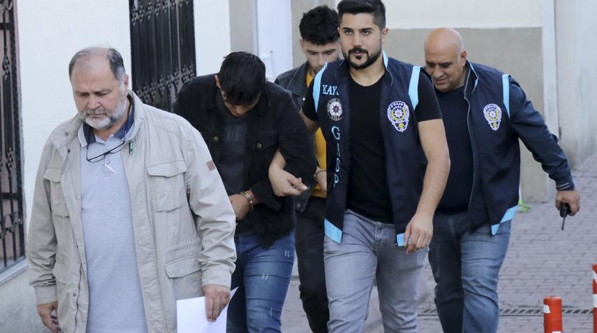 Kayseri'de araçta darbettikleri kişinin telefonunu gasbettikleri iddiasıyla 3 zanlı yakalandı