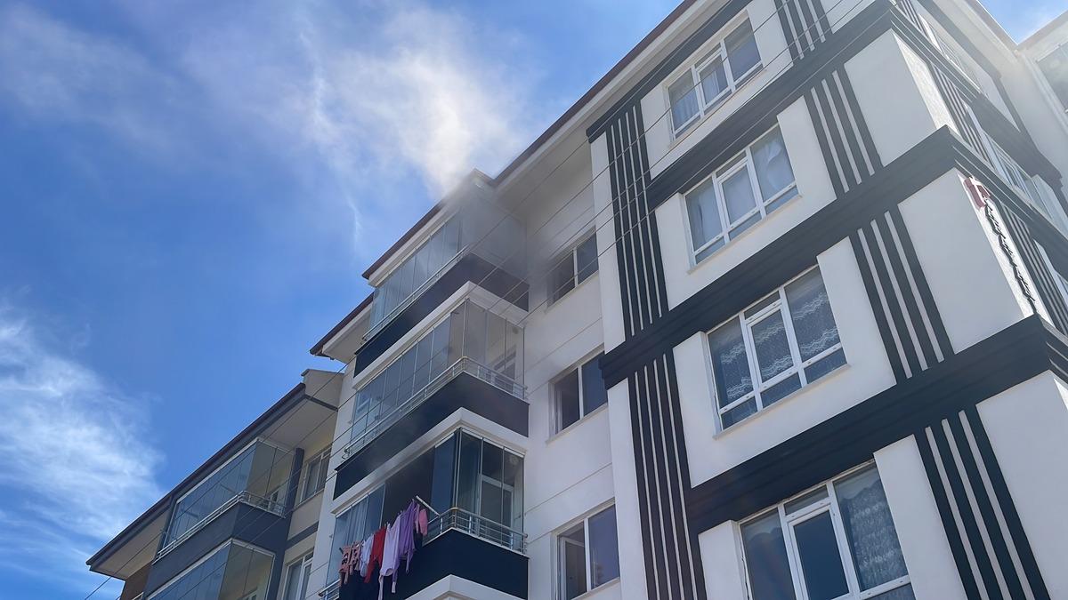 Bolu'da yangın nedeniyle evlerinde mahsur kalan 2 kardeşi itfaiye kurtardı