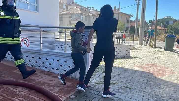 Bolu'da yangın nedeniyle evlerinde mahsur kalan 2 kardeşi itfaiye kurtardı G3