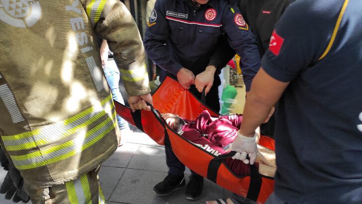 Kağıthane'deki yangında can pazarı! Pencereye çıkıp kurtarılmayı beklediler  G5