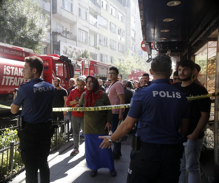 Kağıthane'deki yangında can pazarı! Pencereye çıkıp kurtarılmayı beklediler  G2