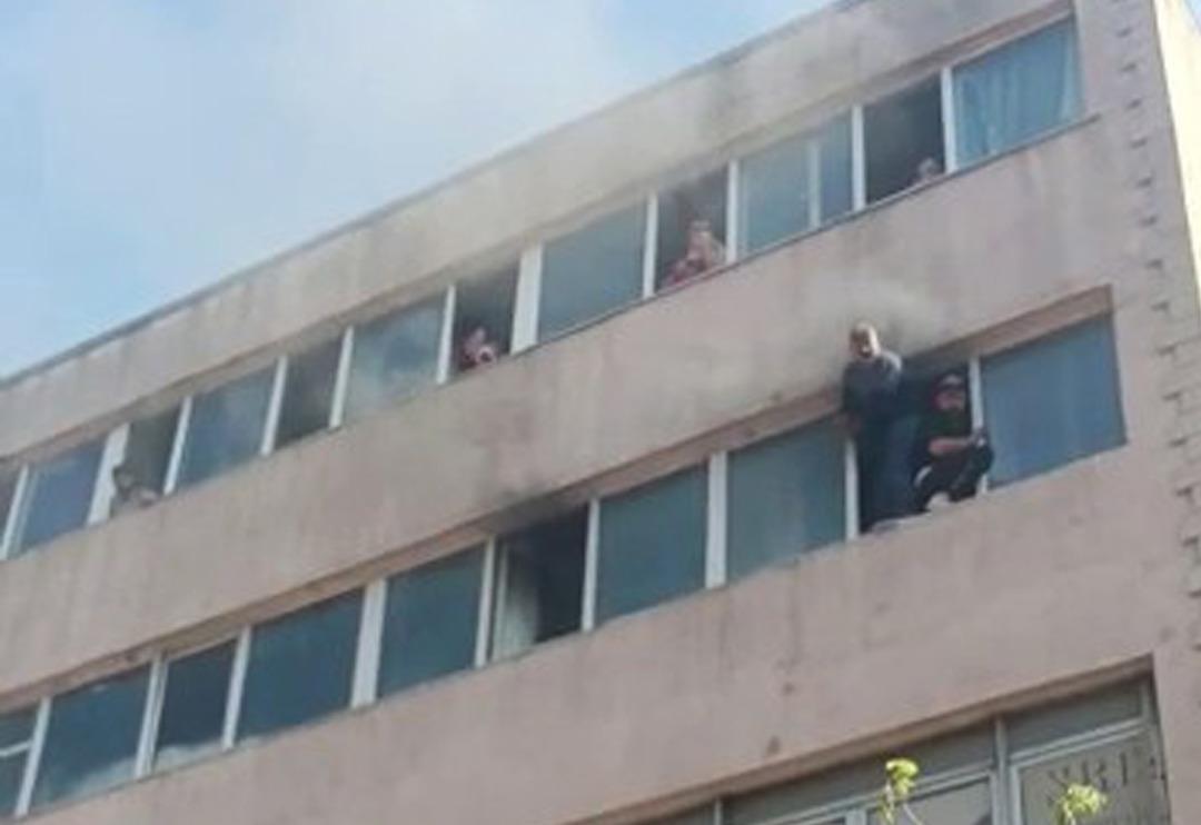 Kağıthane'deki yangında can pazarı! Pencereye &ccedil;ıkıp kurtarılmayı beklediler 