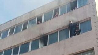 Kağıthane'deki yangında can pazarı! Pencereye çıkıp kurtarılmayı beklediler 