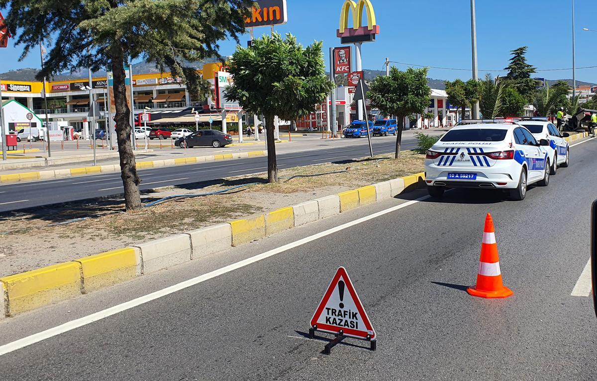 Balıkesir'de kamyonun &ccedil;arpması sonucu ters d&ouml;nen otomobilin s&uuml;r&uuml;c&uuml;s&uuml; yaralandı
