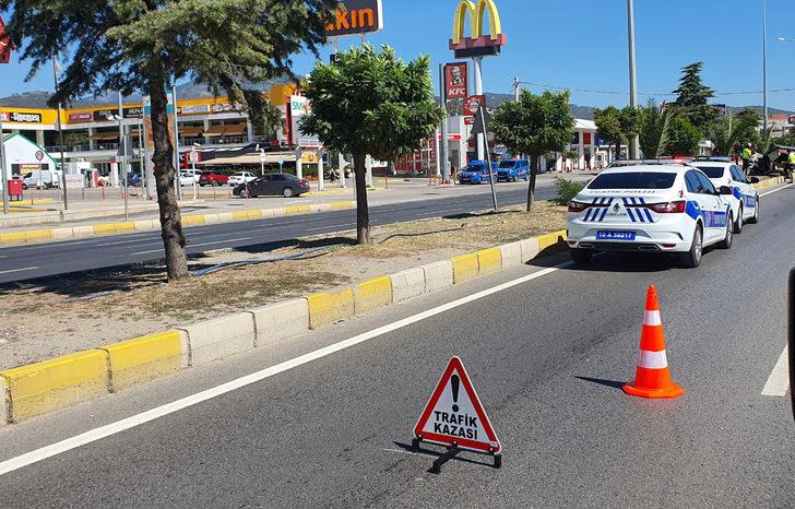 Balıkesir'de kamyonun çarpması sonucu ters dönen otomobilin sürücüsü yaralandı G1