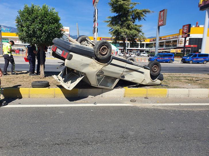 Balıkesir'de kamyonun çarpması sonucu ters dönen otomobilin sürücüsü yaralandı G3
