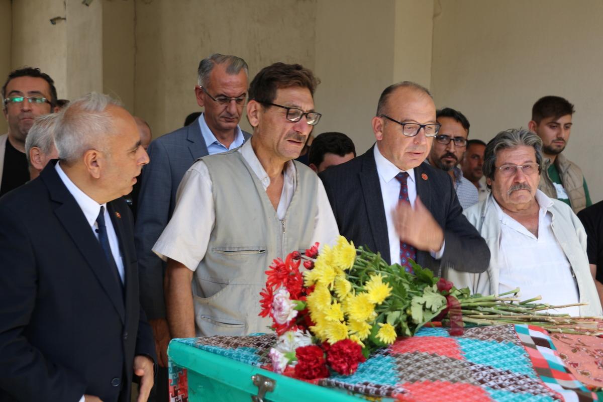 Manisa'da otomobilin &ccedil;arpması sonucu &ouml;len 14 yaşındaki kızın cenazesi defnedildi