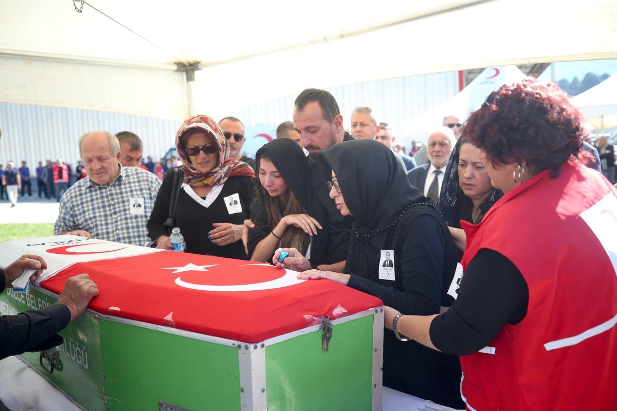 T&uuml;rk Kızılayın eski Genel M&uuml;d&uuml;r&uuml; Taşlı'nın cenazesi D&uuml;zce'de toprağa verildi