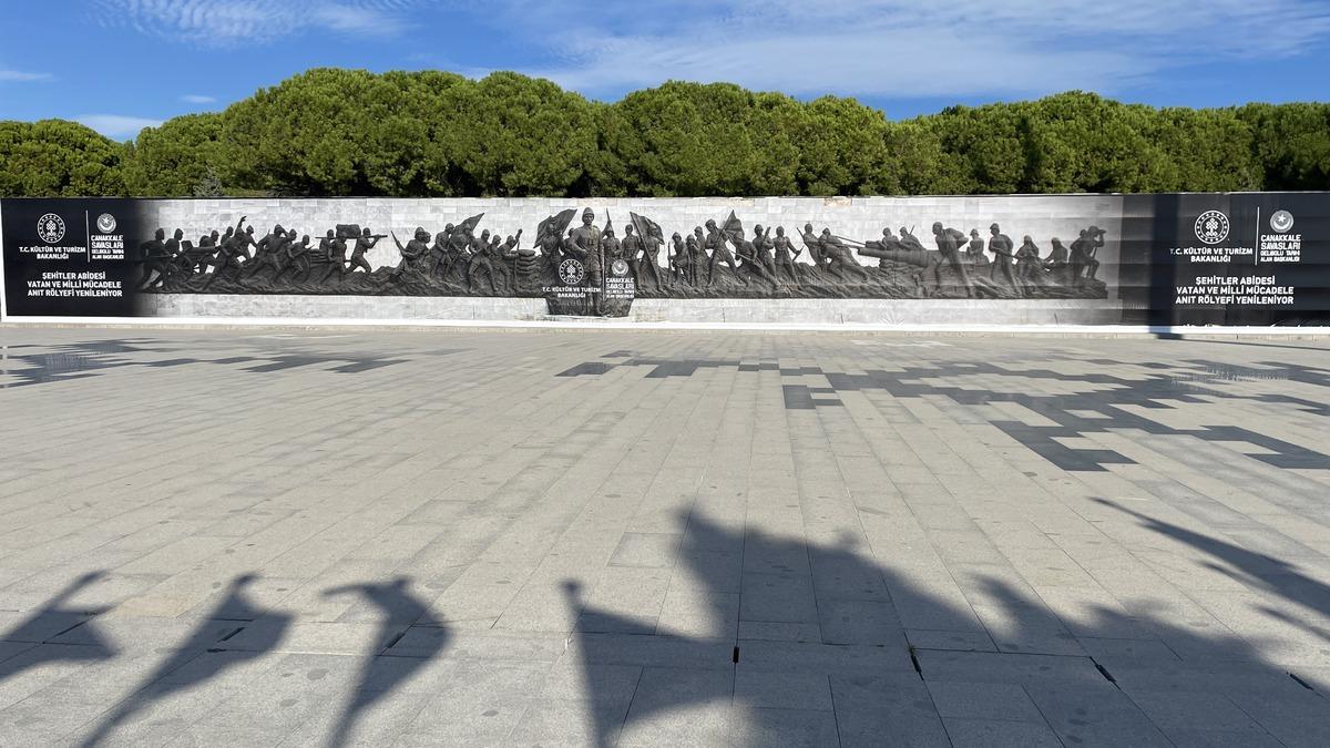 &Ccedil;anakkale'de bulunan Şehitler Abidesi T&ouml;ren Alanı'ndaki "Vatan ve Milli M&uuml;cadele Anıt R&ouml;lyefi" restore ediliyor