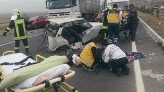 Aynı yönde giden 2 otomobil çarpıştı; 3 ölü, 3 yaralı