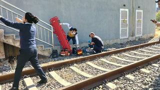 İzmir'de feci olay! Yaşlı kadına yük treni çarptı... 10 metre savruldu