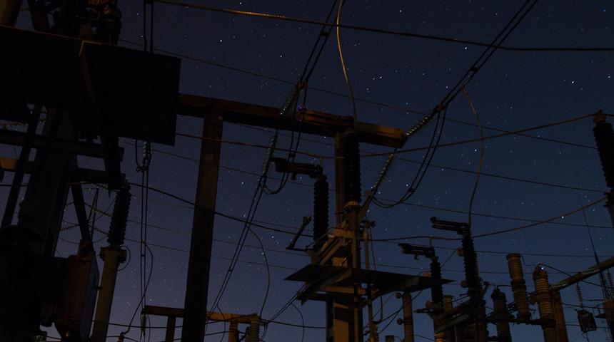 O ülke karanlığa gömüldü! Saatlerdir elektrik yok, sebebi ise...