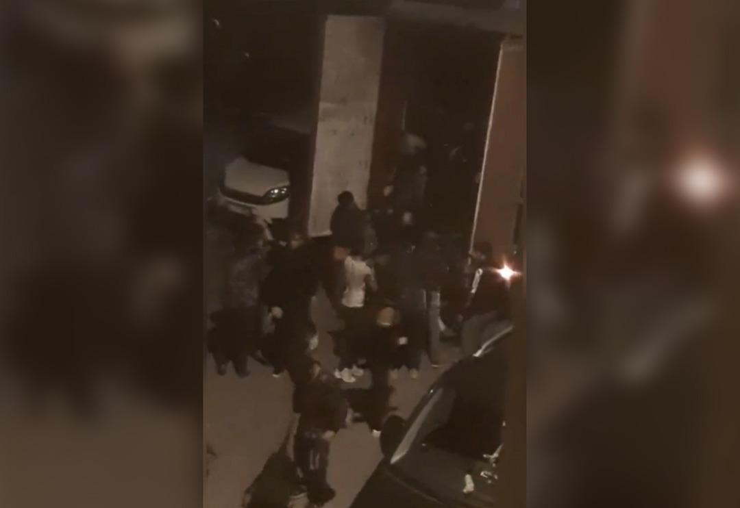 Gaziosmanpaşa'daki ka&ccedil;ak g&ouml;&ccedil;menler sosyal medyada olay oldu "Yayılıyorlar tamamen" Kamyonun kasası a&ccedil;ıldı, akın akın indiler! Valilikten a&ccedil;ıklama 