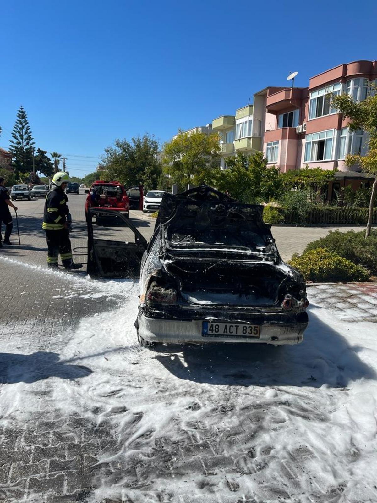 Fethiye&rsquo;de seyir halindeyken alev alan otomobil yandı