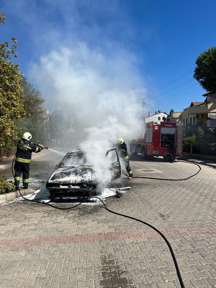Fethiye’de seyir halindeyken alev alan otomobil yandı G2
