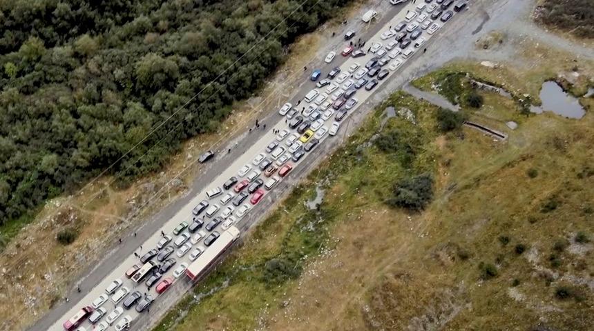 Putin'in 'seferberlik' hamlesi sonrası Rusya'dan kaçmak için harekete geçtiler! 20 kilometrelik araç kuyruğu oluştu