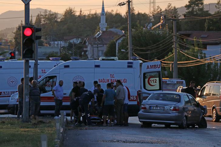 Muğla'da otomobil ile hafif ticari aracın çarpıştığı kazada 6 kişi yaralandı G4