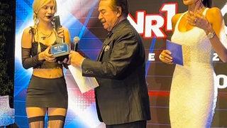 Aleyna Tilki ödülünü Orhan Gencebay'dan aldı: Benim için onurdur