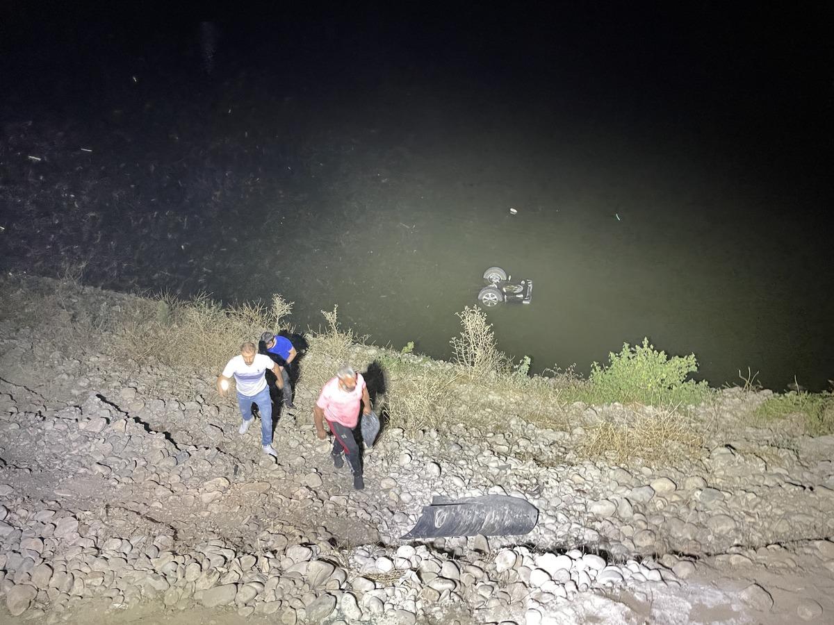 Adıyaman'da baraja d&uuml;şen kamyonetteki 4 kişi y&uuml;zerek kurtuldu