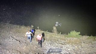 Adıyaman'da baraja düşen kamyonetteki 4 kişi yüzerek kurtuldu