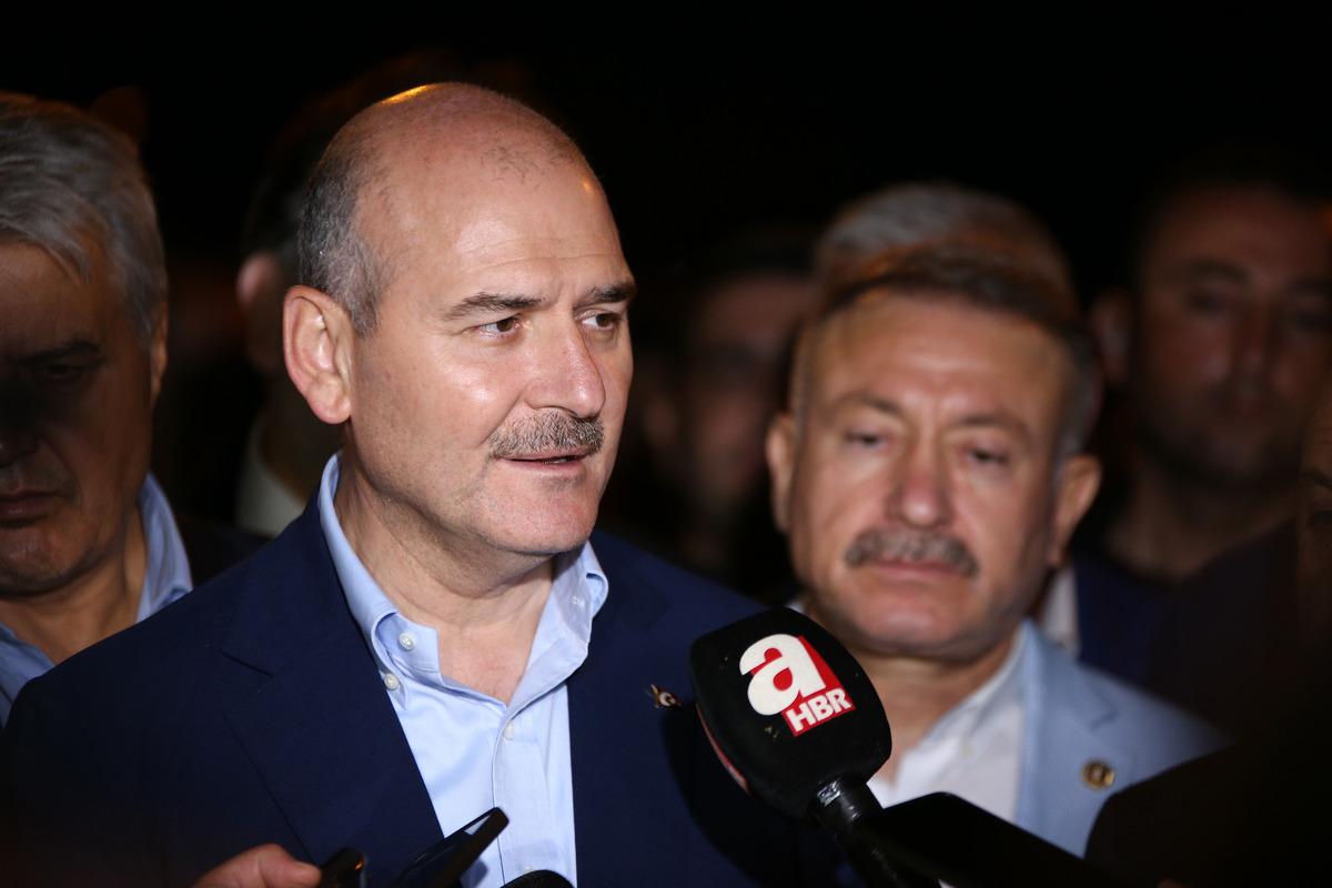 Bakan Soylu'dan, Mersin'deki ter&ouml;r saldırısında yaralanan polise ziyaret