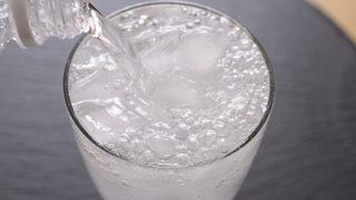 İçmeden önce bir daha düşünün! Sıklıkla içtiğimiz gazlı içecekler diyabet ve demans riskini artırıyor