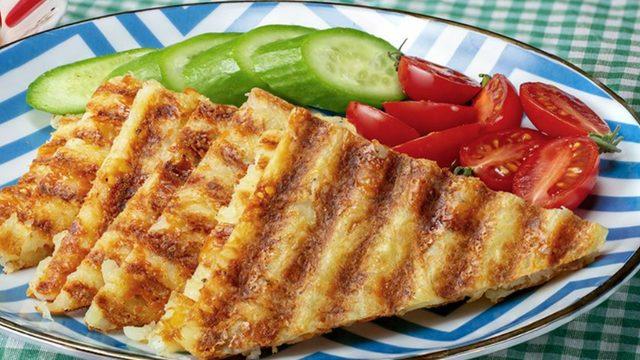 Klasik kahvaltılıkları bir kenara bırakın: Nefis Patates tost tarifi! Patates tost nasıl yapılır?