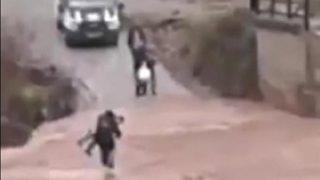 Servis şoförü, öğrencileri sırtında taşıyarak karşıya geçirdi