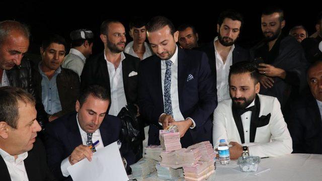 Düğünde gelin ve damada takı yarışı! 2 bin kişi katıldı, 4 milyon lira takıldı