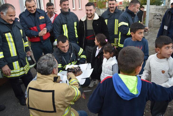 Kars'ta yangın ihbarına giden itfaiye ekibine sürpriz kutlama G1