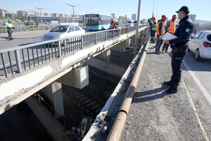 Sivas'ta çarpışan iki otomobilden biri köprü boşluğundan düştü, 3 kişi yaralandı G2