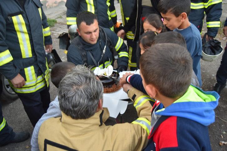 Kars'ta yangın ihbarına giden itfaiye ekibine sürpriz kutlama G2