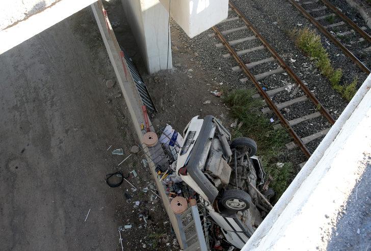 Sivas'ta çarpışan iki otomobilden biri köprü boşluğundan düştü, 3 kişi yaralandı G3