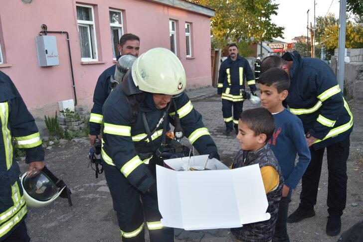 Kars'ta yangın ihbarına giden itfaiye ekibine sürpriz kutlama G3