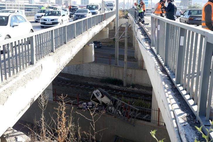 Sivas'ta çarpışan iki otomobilden biri köprü boşluğundan düştü, 3 kişi yaralandı G4