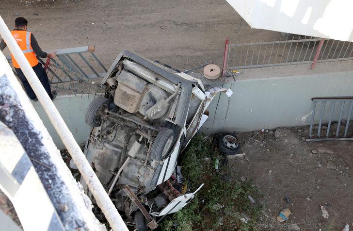 Sivas'ta çarpışan iki otomobilden biri köprü boşluğundan düştü, 3 kişi yaralandı G5