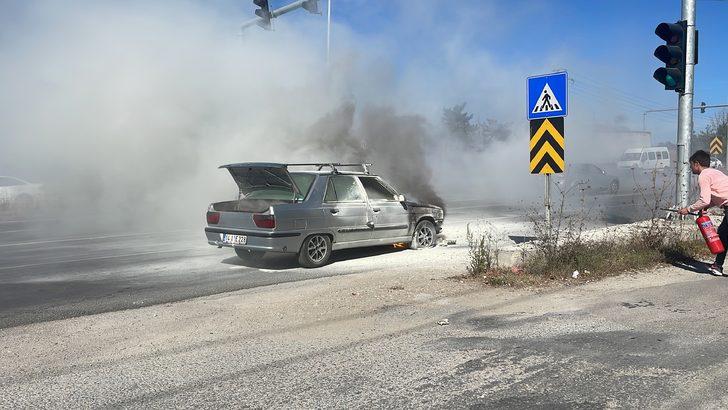 Bolu'da otomobildeki yangına, yoldan geçen yangın söndürme cihazı firması yetkilileri müdahale etti G1